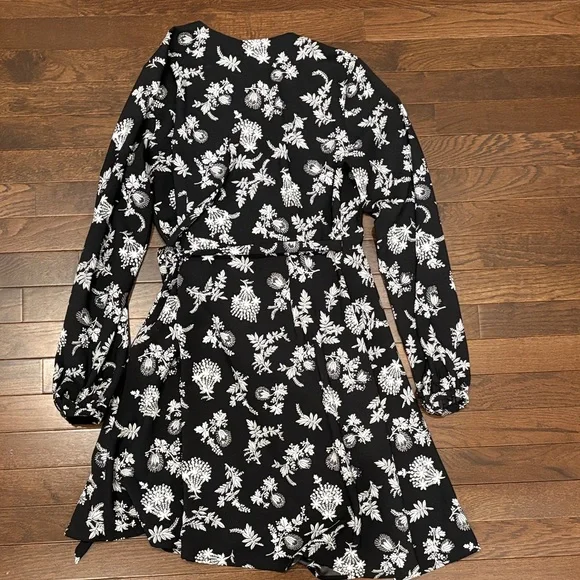 Ann Taylor LOFT Black White Floral Wrap Dress Size 0 Long Sleeve Mini Workwear - Picture 4 of 11